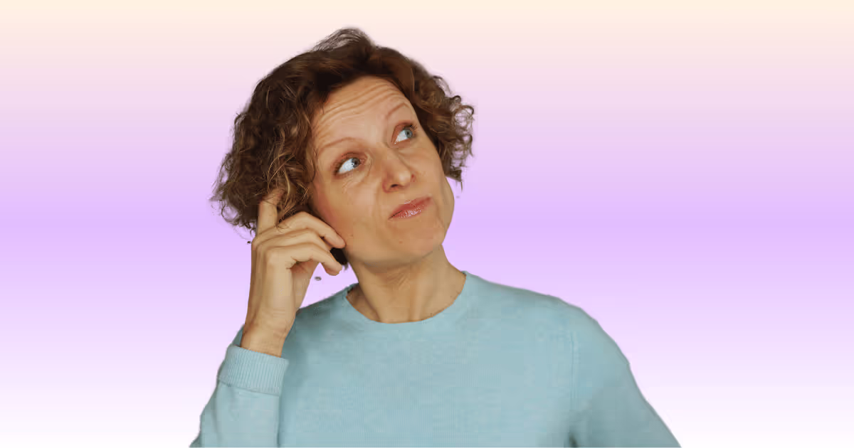 Sandra Holze schaut schräg nach rechts oben, während sie über ihre Freebie Landingpage nachdenkt.